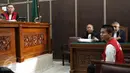 Tersangka RA saat berada di ruang sidang Pengadilan Negeri Jakarta Selatan, Selasa (18/8/2015). RA menjalani sidang perdana dengan agenda pembacaan dakwaan terkait dugaan sebagai mucikari prostitusi di kalangan artis. (Liputan6.com/Yoppy Renato)