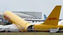 Sebuah pesawat kargo DHL terlihat setelah mendarat darurat di bandara internasional Juan Santa Maria di Alajuela, Kosta Rika, 7 April 2022. Boeing 757 lepas landas dari Bandara Juan Santamaria, tetapi memutuskan untuk kembali setelah mendeteksi kegagalan dalam sistem hidrolik. (Ezequiel BECERRA/AFP)