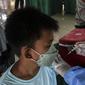 Seorang anak menerima vaksin booster COVID-19 di Taman Pemuda Pratama, Depok, Jawa Barat, Kamis (7/4/2022). Bagi warga yang belum vaksin atau vaksin baru sekali tetap harus tes PCR. (Liputan6.com/Johan Tallo)