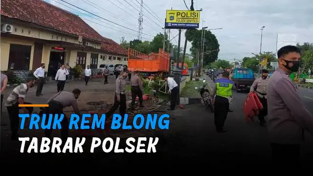 Truk oranye yang melaju itu tiba-tiba membanting setir ke arah kantor polisi hingga menabrak dan merobohkan pagar cor Polsek Sentolo.