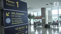 Papan penunjuk arah untuk layanan penumpang KRL terpasang di tiap sudut Stasiun BNI City, Dukuh Atas, Jakarta Pusat, Senin (25/7/2022). PT Kereta Commuter Indonesia (KCI) berencana menjadikan Stasiun BNI City yang sebelumnya khusus melayani penumpang kereta Bandara Soekarno-Hatta untuk pemberhentian KRL seiring akan dinonaktifkannya Stasiun Karet. (merdeka.com/Iqbal S Nugroho)