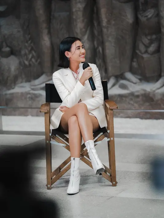 Gaya etnik kebaya encim dengan detail renda yang feminin terlihat segar dan modern saat dipasangkan dengan set short dan blazer berwarna senada. Memberi kita inspirasi untuk tampil bergaya modern etnik, nih! (Foto: Instagram @shenacinnamon)