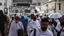 Para jamaah Muslim meninggalkan kompleks Masjidil Haram setelah menunaikan salat di kota suci Mekah pada Minggu 24 Mei 2026, menjelang ibadah haji tahunan. (Zain JAAFAR/AFP)