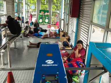 Korban banjir mengungsi di Halte Transjakarta Dispenda Samsat Barat, Jakarta Barat, Jumat (3/1/2020). Para korban terpaksa mengungsi ke halte tersebut akibat kurangnya posko pengungsian di sekitar lokasi terdampak banjir. (Liputan6.com/Faizal Fanani)