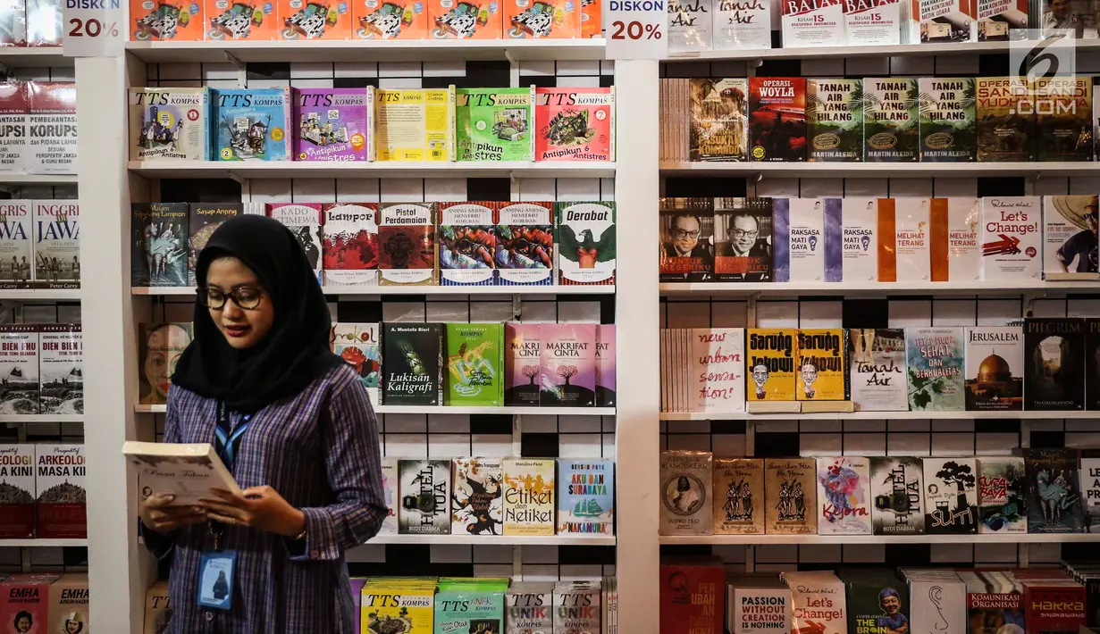 Seorang pengunjung melihat buku dalam pameran Indonesia International Book Fair (IIBF) 2017 di JCC, Jakarta,Rabu (6/9). Perhelalatan IIBF yang diselenggarakan setiap tahunnya bertujuan meningkatkan dunia literasi di Indonesia. (Liputan6.com/Angga Yuniar)