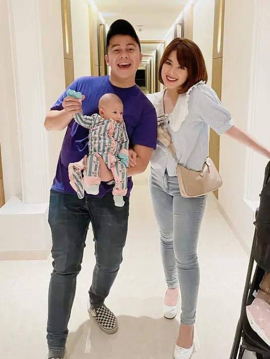 <p>Ia juga tampil dengan atasan baby blue lengan puff fan sailornya. Dipadukan celena denim dan sling bag Prada warna nude.&nbsp;@rsn.dw</p>