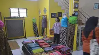 Butik batik di Kutawaru, menyediakan batik yang berpewarna alami dari tetumbuhan, misalnya bakau. (Foto: Liputan6.com/Muhamad Ridlo)