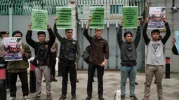 Aksi unjuk rasa digelar sebagai bentuk keprihatinan dan penolakan penggusuran masyarakat Pulau Rempang, Batam. (Yasuyoshi CHIBA/AFP)