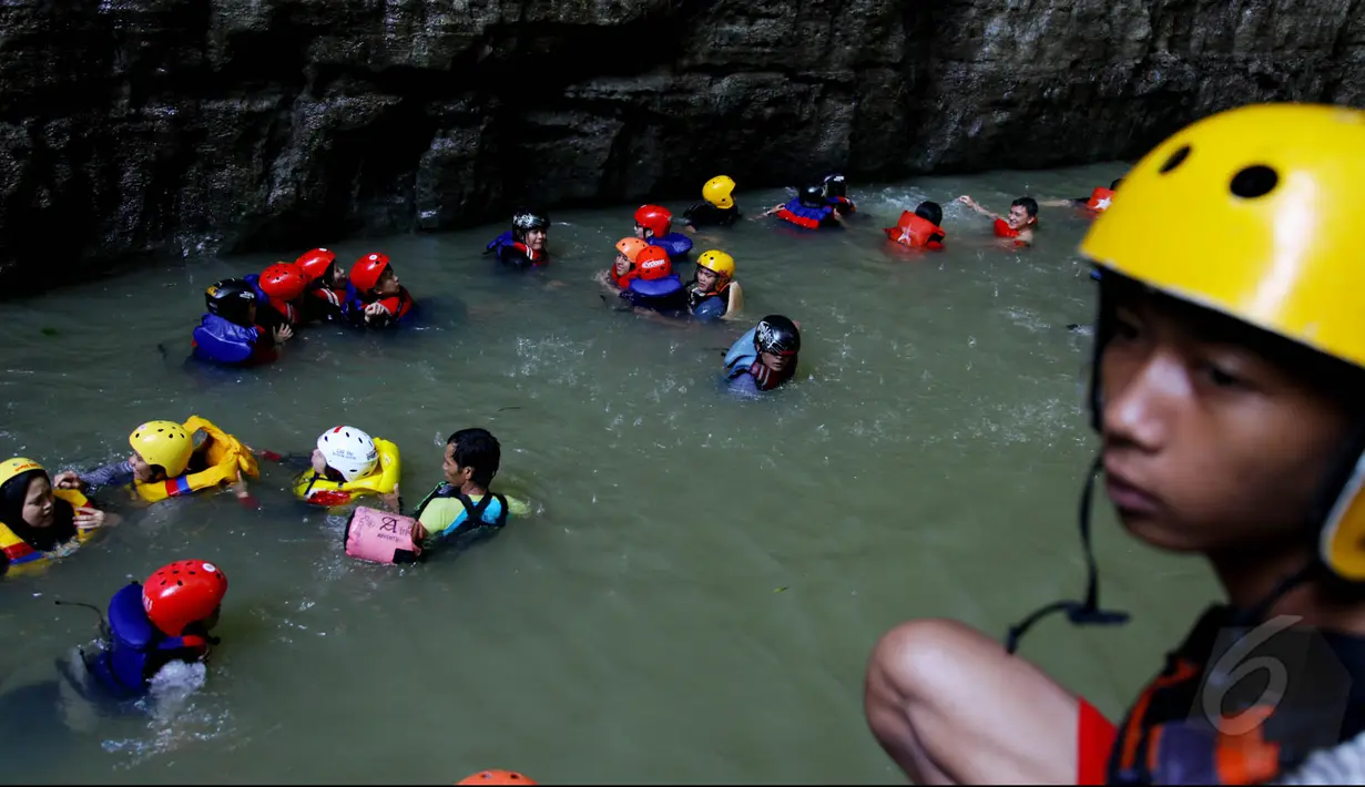 Sejumlah wisatawan tertarik melakukan olahraga body rafting di Green Canyon, Sabtu (17/5/2015). Karena air dan lumut berwarna hijau yang berlimpah maka wisatawan memberikan nama Green Canyon. (Liputan6.com/Andrian M Tunay)