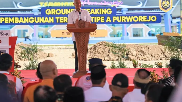 Gubernur Jawa Tengah Ganjar Pranowo, mendampingi Menteri Perhubungan Budi Karya Sumadi melakukan groundbreaking pembangunan Terminal Bus Tipe A di Kabupaten Purworejo, Minggu (21/5/2023) siang.