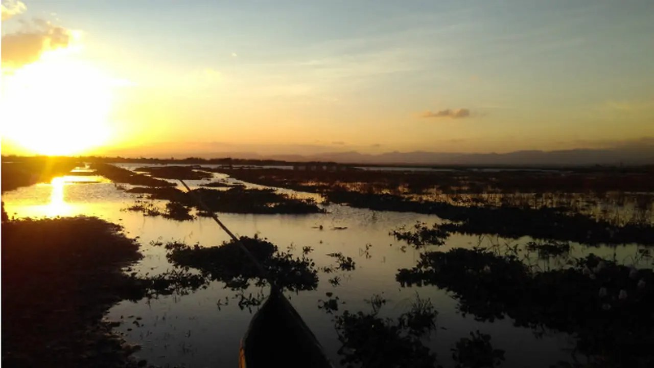 Menikmati Sunset di Danau Limboto