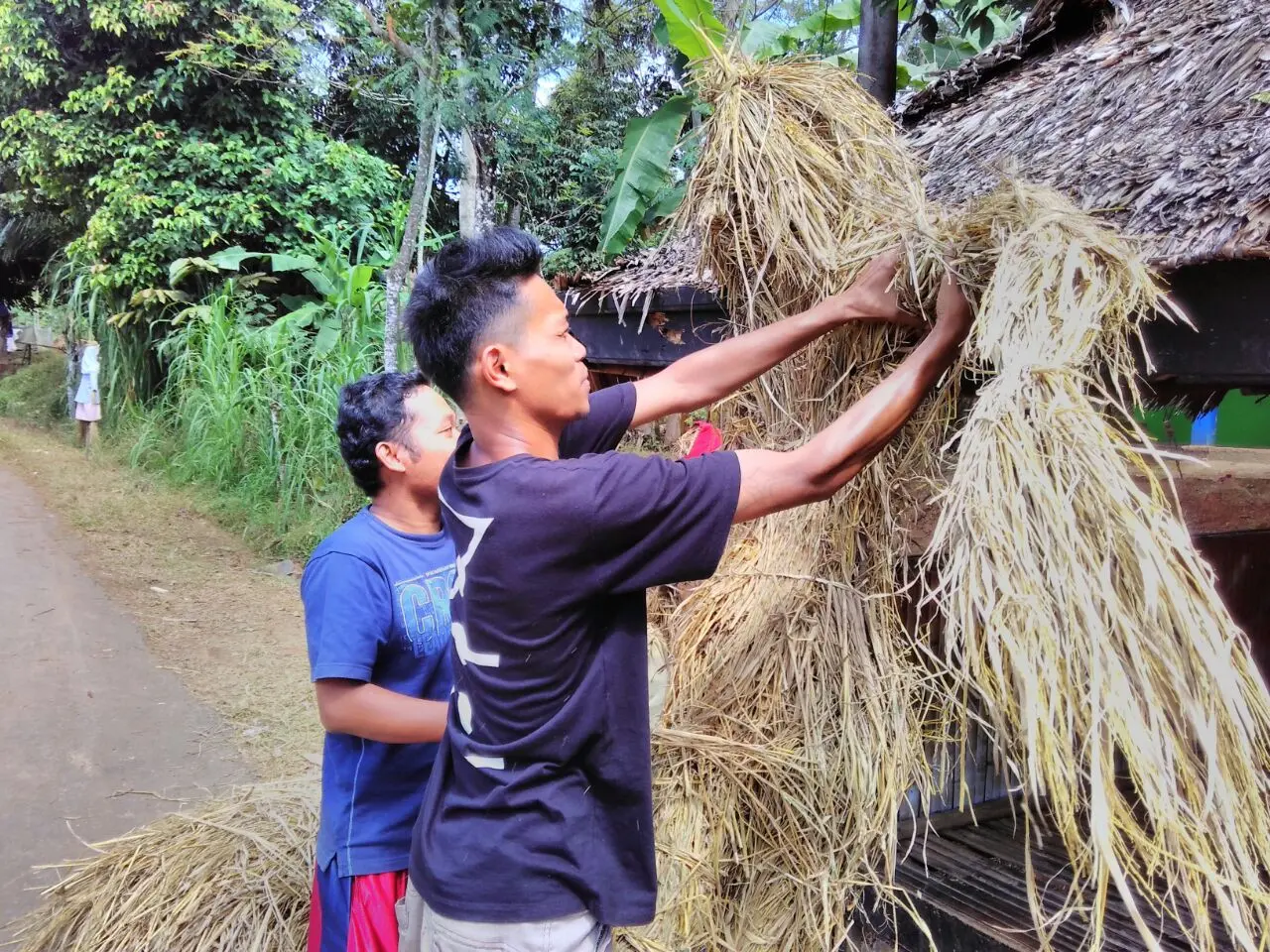 Para pemuda membuat hantu sawah untuk menghiasi seluruh jalan dan lorong desa Kepuk, Kecamatan Bangsri, Jepara. (foto: /edhie prayitno ige)