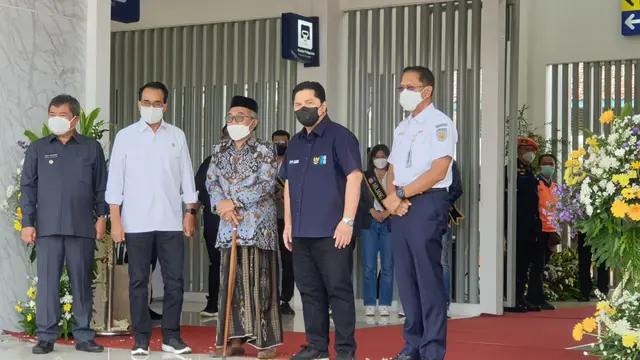 Menteri BUMN Erick Thohir, Menteri Perhubungan Budi Karya Sumadi, Bupati Garut Rudy Budiman serta tokoh masyarakat Garut meresmikan pengoperasioan jalur Stasiun Kereta Api Garut, Jawa Barat.