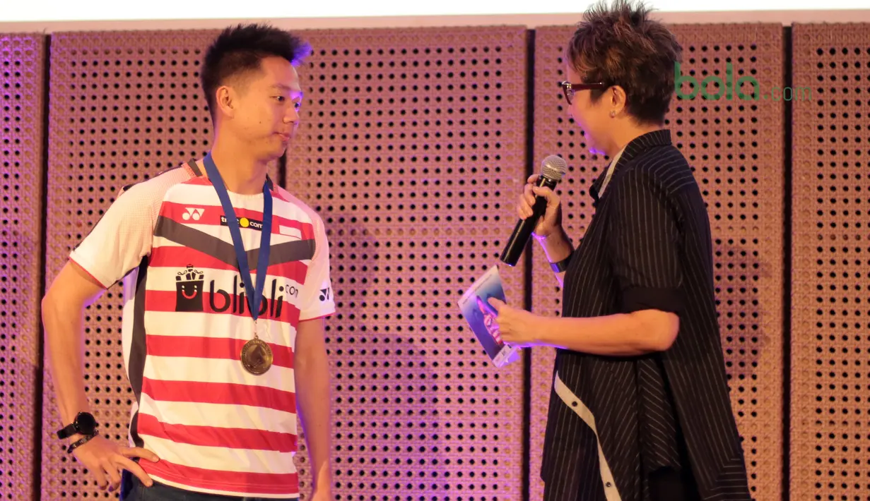 Kevin Sanjaya mendengar pertanyaan dari Yun Kartika sebelum menerima penghargaan dari Djarum Foundation  di Galeri Indonesia Kaya, Jakarta (28/3/2018). Kevin menerima deposito sebesar Rp 200 juta. (Bola.com/Nick Hanoatubun)