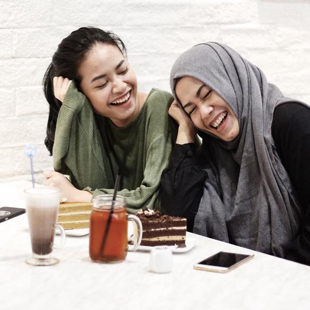 Sering Dikira Kakak, Ini 6 Kebersamaan Hanggini dan Ibunda yang Jarang Tersorot