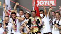 Pembalap Pata Yamaha Toprak Razgatlioglu (tengah) melakukan selebrasi bersama timnya usai Race 1 WSBK Mandalika 2021 di Pertamina Mandalika International Street Circuit, Lombok, Nusa Tenggara Barat, Minggu (21/11/2021). (AP Photo/Achmad Ibrahim)