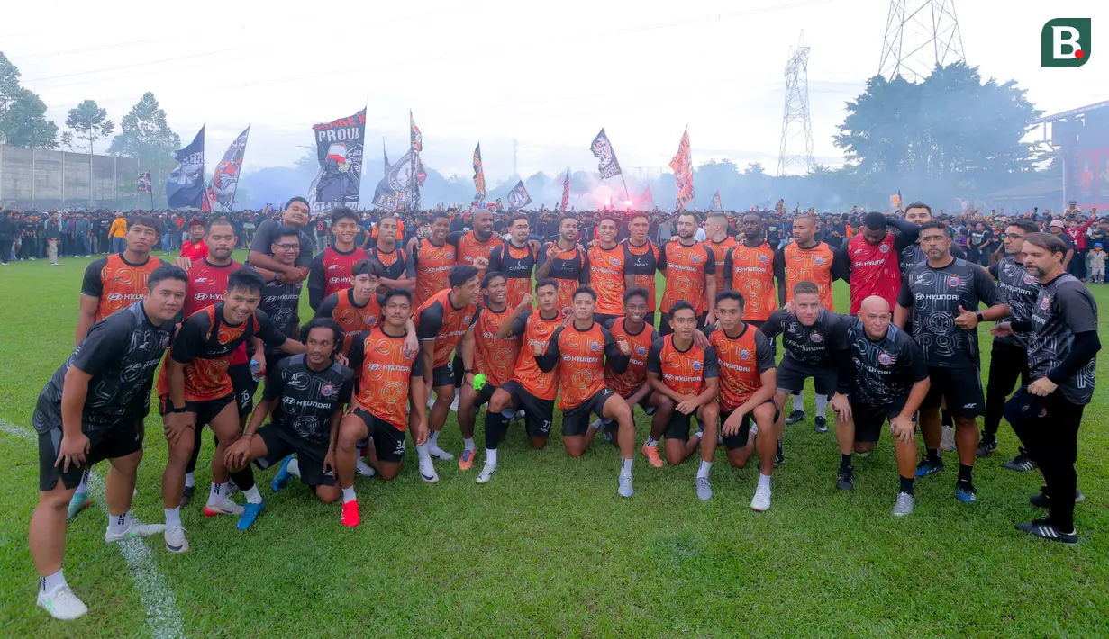 Selain adu gengsi, laga antara Persija Jakarta dan Persib Bandung kali ini akan menentukan siapa yang duduk di puncak klasemen tengah musim BRI Super League musim 2025/2026. Untuk diketahui, saat ini kedua tim sama-sama memiliki 35 poin dari 16 pertandingan. (Bola.com/M Iqbal Ichsan)