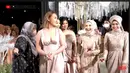 Amanda Manopo tampil dengan gaun nude saat jadi bridesmaid di pesta pernikahan Glenca Glenca yang menuai pro dan kontra karena dinilai kelewat seksi [Foto: YouTube Ria Ricis]