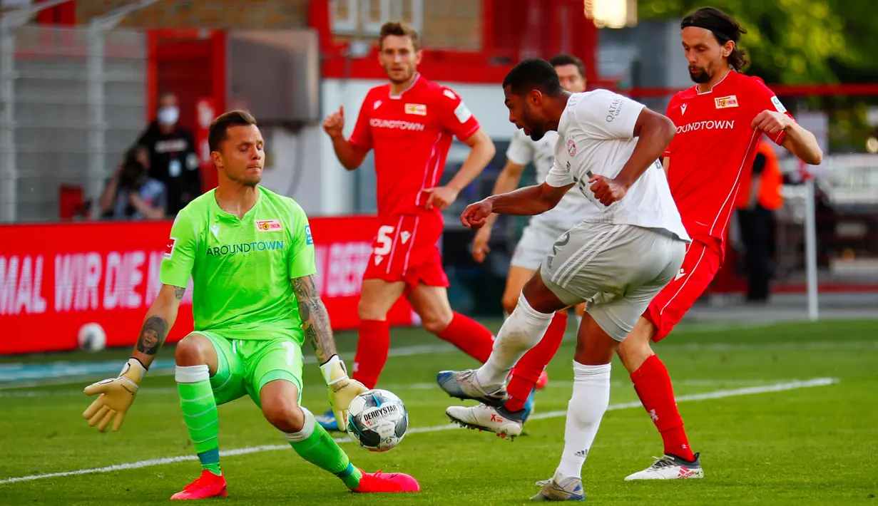 Pemain Bayern Munchen Serge Gnabry (kanan) mencoba mencetak gol ke gawang Union Berlin pada pertandingan Bundesliga di Berlin, Jerman, Minggu (17/5/2020). Bayern Munchen masih memuncaki klasemen Bundesliga usai mengalahkan Union Berlin 2-0. (HANNIBAL HANSCHKE/POOL/AFP)