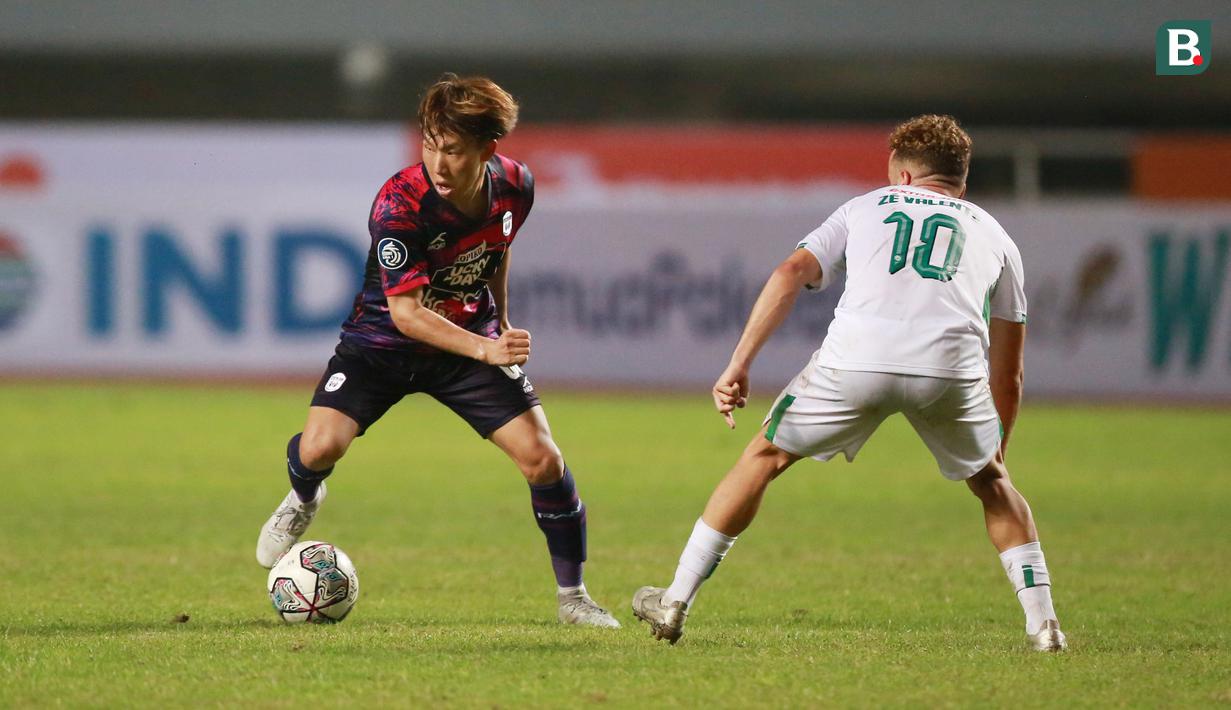 <p>Pemain RANS Nusantara FC, Mitsuru Maruoka (kiri) berusaha melewati hadangan pemain PSS Sleman, Ze Valente dalam laga pekan ke-2 BRI Liga 1 2022/2023 antara RANS Nusantara FC melawan PSS Sleman di Stadion Pakansari, Bogor, Jumat (29/7/2022) malam WIB. (Bola.com/M Iqbal Ichsan)</p>