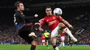 Pemain Manchester United, Sergio Reguilon (kanan) berebut bola dengan pemain FC Copenhagen, Peter Ankersen pada laga Grup A Liga Champions 2023/2024 di Old Trafford, Manchester, Inggris, 24 Oktober 2023. (AFP/Paul Ellis)
