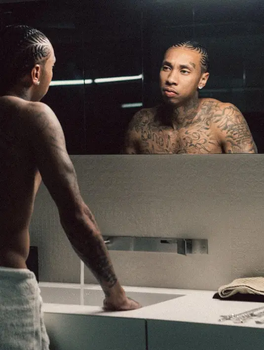 "Tyga benar-benar ingin bertemu Kylie dan Stormi. Telpon dan chat Tyga pun menjadi berlebihan dan menyusahkan," terang sumber. (instagram/kinggoldchains)