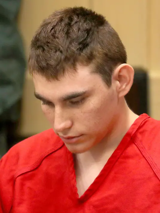 Ekspresi Nikolas Cruz saat menjalani persidangan di pengadilan di Fort Lauderdale, Florida (19/2). Cruz didakwa melakukan penembakan massal yang menewaskan 17 orang di SMA Majory Stoneman Douglas Florida. (AP Photo/Mike Stocker)