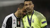 Leonardo Bonucci dan Gianluigi Buffon (AFP/Adrian Dennis)