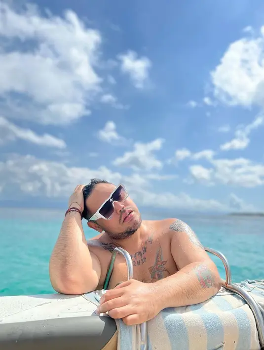 Ivan Gunawan saat menikmati waktu senggangnya dengan berenang di pantai Bali. (Instagram @ivan_gunawan)