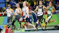 Liam (dua dari kanan) meraih medali perak dalam nomor lari sprinter 100 meter T44 di Paralimpiade Rio 2016. (REUTERS/Ricardo Moraes)
