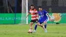 Pemain Madura United, Iran Junior dijaga ketat oleh pemain Persib Bandung pada laga pekan ke-23 BRI Super League 2025/2026 di Stadion Gelora Bandung Lautan Api (GBLA), Kota Bandung, Kamis (26/2/2026) malam WIB. (Bola.com/Erwin Snaz)