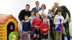 Pemain Barcelona, Lionel Messi (kiri) dan Javier Mascherano (kanan) berpose dengan sejumlah anak saat melakukan kunjungan amal di Rumah Sakit Barcelona, Senin (4/1/2016). (AFP PHOTO / Lluis GENE)
