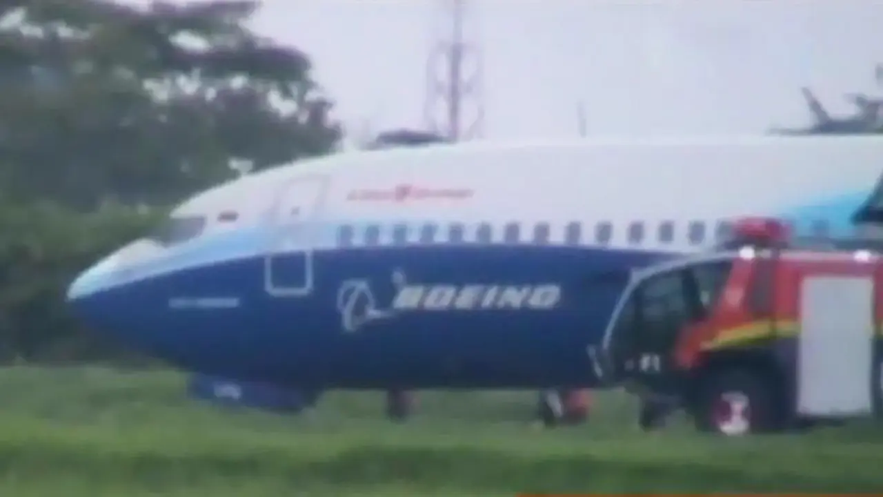 VIDEO: Pesawat Tergenlincir, 30 Jadwal Keberangkatan Tertunda