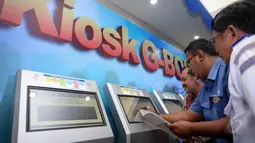 Petugas JICT mencoba mesin G-BOSS saat peluncuran di Gedung Billing JICT, Jakarta, Senin (18/5/2015). G-BOSS merupakan inovasi terbaru berupa layanan pembayaran ekspor impor mandiri. (Liputan6.com/Faizal Fanani)