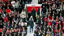 Fans Manchester United meninggalkan tribun penonton lebih dulu saat MU tertinggal tiga gol dari Liverpool. (AFP/Paul Ellis)