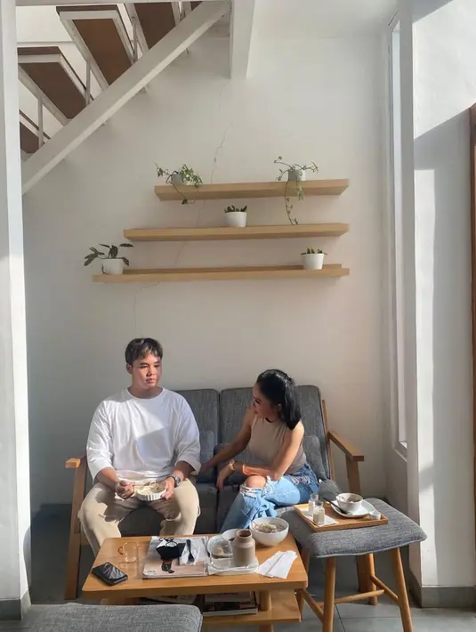 Di kesempatan itu, Yuni Shara tampak banyak berbincang dengan Cello ditemani camilan dan kopi. (FOTO: instagram.com/cello_shn)