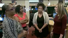 La Sonya Mitchell Clark tidak bisa menahan air matanya ketika ia berhasil menemukan ibu kandungnya Francine Simmons.Setelah mencari ibunya lewat facebook wanita berusia 38 tahun ini menemukan ibunya bekerja di tempat yang sama dengannya