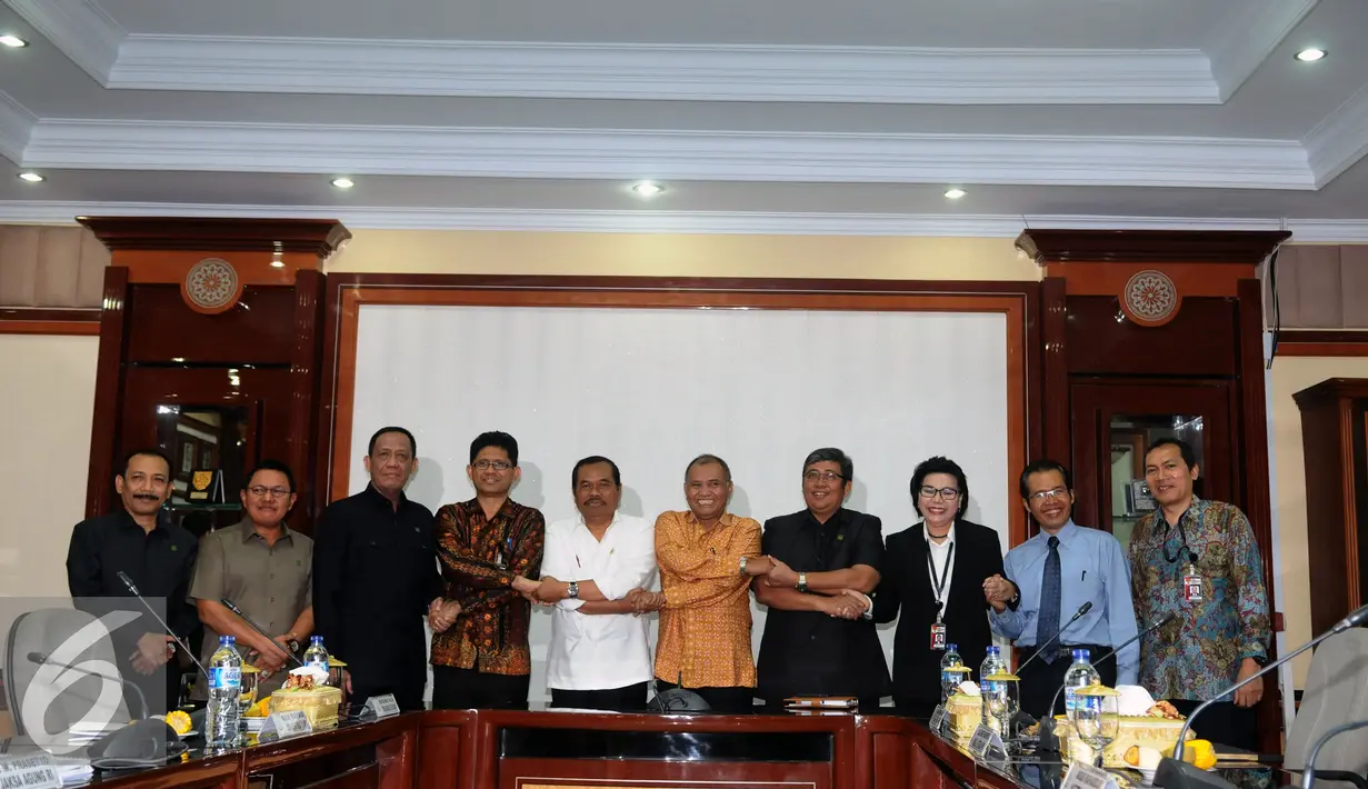 Ketua KPK, Agus Rahardjo (kelima kanan) bersama pimpinan KPK bersalaman dengan Jaksa Agung, HM Prasetyo (kelima kiri) jelang melakukan pertemuan tertutup di gedung Kejaksaan Agung di Jakarta, Selasa (5/1/2016). (Liputan6.com/Helmi Fithriansyah)
