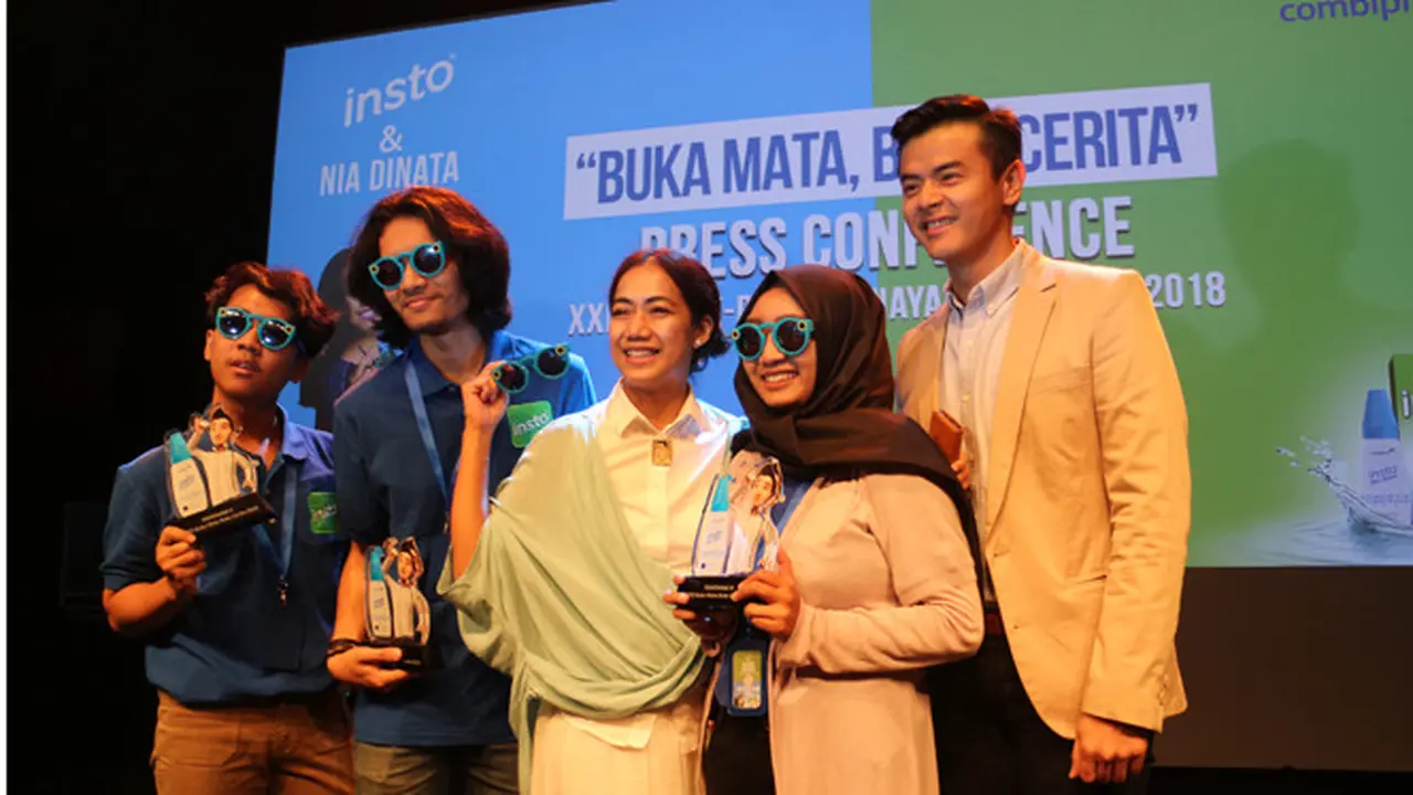 Nia Dinata dan Dion Wiyoko bersama 3 co-directors terbaik
