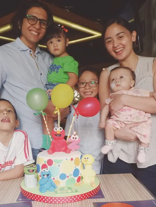 Demi merawat anak keempatnya yang mengalami penyakit langka, Joanna Alexandra rela berhenti sementara dari kegiatan syuting. Istri Raditya Oloan itu fokus mengurus putrinya. (Instagram/joannaalexandra)