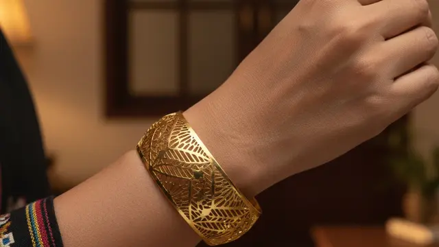 Model Gelang Emas Elegan Untuk Ibu 45 Tahun Ke Acara Formal