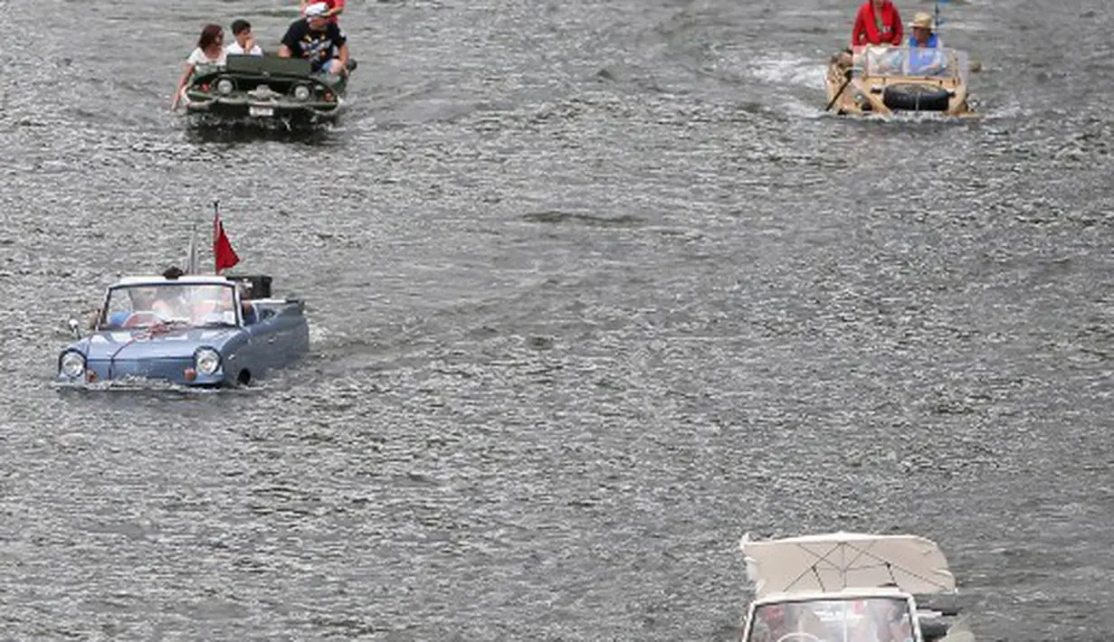 Mobil amphibi ini juga bisa berjalan di darat sebagaimana mobil pada umumnya, Jerman, Minggu (3/8/2014)  (AFP PHOTO/Fredrik VON Erichse)