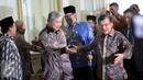 Wakil Presiden, Jusuf Kalla bersama Wakil PM Malaysia Ahmad Zahid Hamidi berbincang di Istana Wapres, Jakarta, Jumat (18/9/2015). Wapres JK dan Wakil PM Hamidi melaksanakan salat Jumat bersama di Masjid Baturrahman. (Liputan6.com/Faizal Fanani)