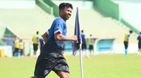 Rifad Marasabessy saat latihan perdana dengan Arema FC di Stadion Gajayana Malang. (Bola.com/Iwan Setiawan)