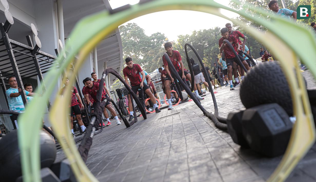 Sejumlah pemain Timnas Indonesia U-20 melakukan latihan fisik di GBK Empire Fit Club, Senayan, Jakarta, Rabu (15/05/2024). (Bola.com/Bagaskara Lazuardi)