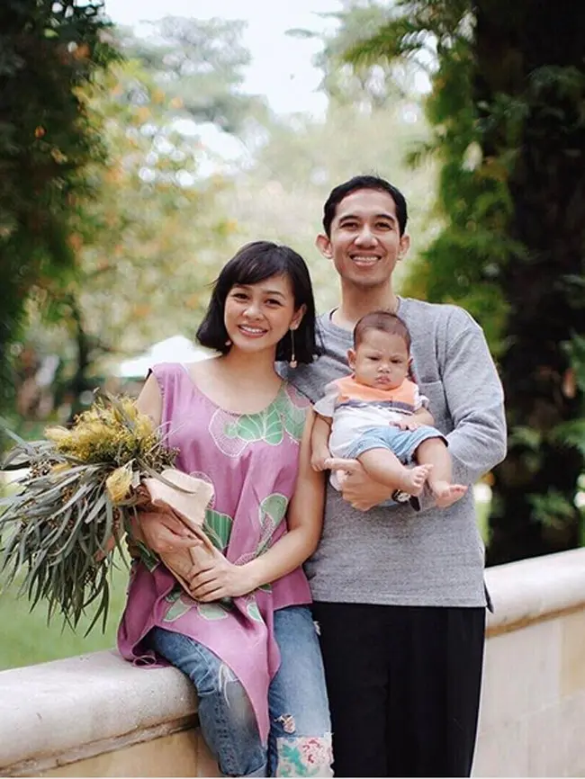 Andien bersama suami, Ippe dan anaknya, Askara. (Instagram)
