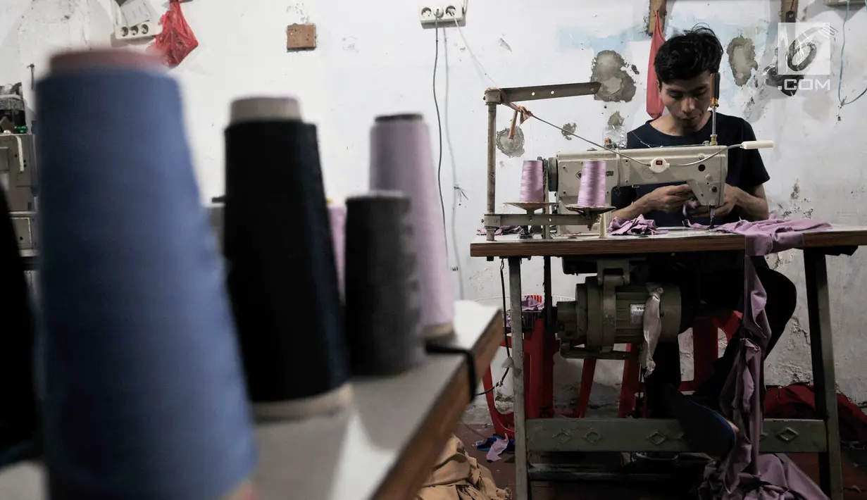 Pekerja menyelesaikan jahitan pesanan pelanggan di kawasan Tambora, Jakarta, Kamis (5/9/2019). Industri tekstil dan produk tekstil (TPT) semakin tertekan akibat gempuran produk impor dari China. (merdeka.com/Iqbal Nugroho)