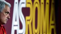 Pelatih AS Roma, Jose Mourinho saat mendatangi laga lanjutan Liga Italia antara AS Roma melawan Frosinone Calcio di Olympic Stadium, Roma, Italia, 1 Oktober 2023. (AFP/Filippo Monteforte)