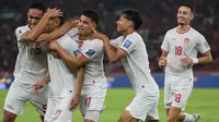 Gelandang Timnas Indonesia, Marselino Ferdinan, dipeluk rekan-rekannya setelah mencetak gol ke Gawang Arab Saudi pada matchday 6 Kualifikasi Piala Dunia 2026 Zona Asia di Stadion Utama Gelora Bung Karno (SUGBK), pada Selasa (19/11/2024) malam WIB. (Bola.com/Abdul Aziz)