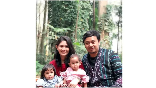 Medina mengajak suami dan anaknya untuk menikmati keindahan alam.